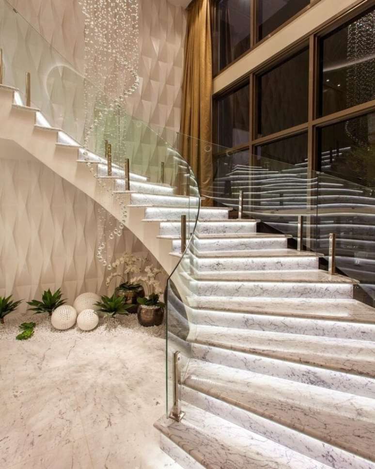 10. Lustre para escada moderno de granito e vidro com jardim de inverno embaixo – Foto Aquiles n Kilaris