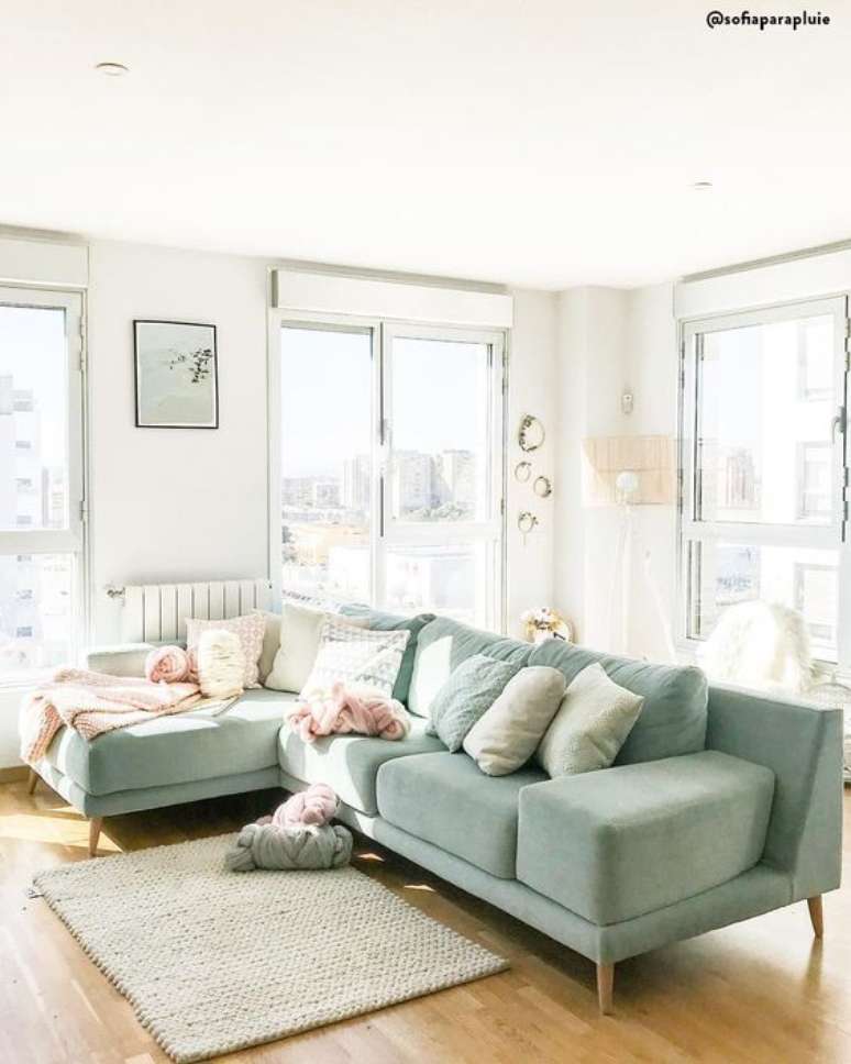 1. Aposte no sofá verde menta para alegrar a sala de estar branca – Foto Westwing Italia