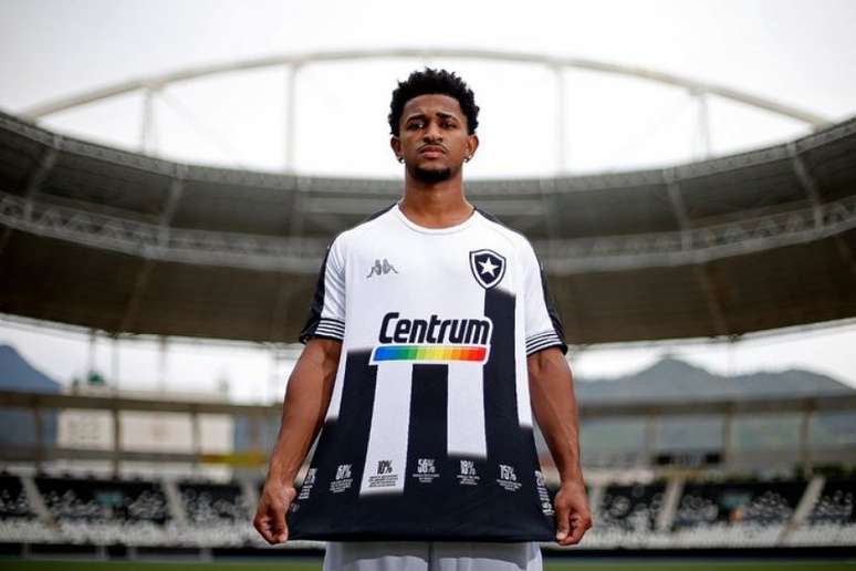 Warley com o uniforme da campanha de racismo do Botafogo (Foto: Vítor Silva/Botafogo)