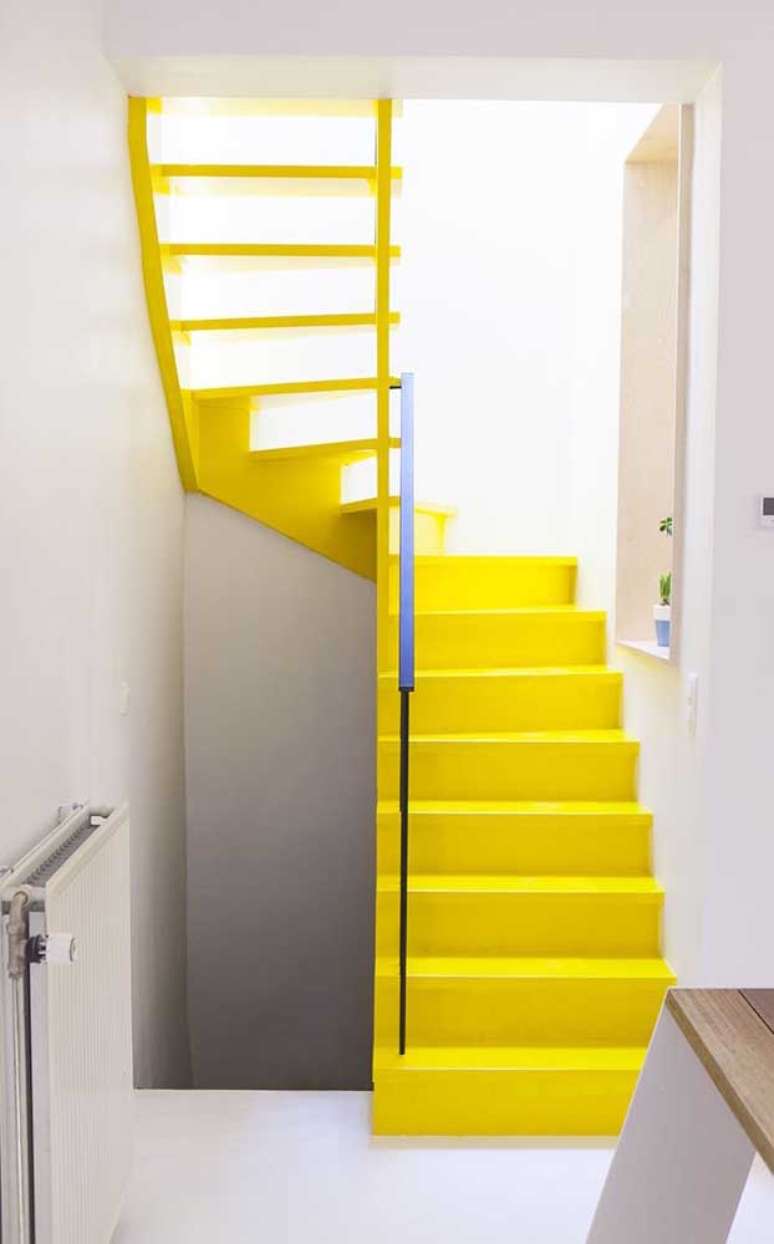 23. Escadas modernas em cores vibrantes amarelo &ndash; Foto Decor Facil
