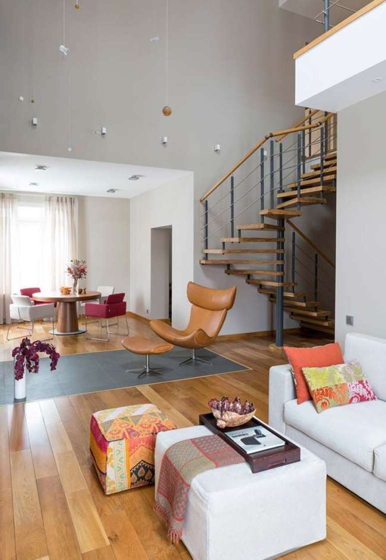 42. Sala moderna com escadas de madeira e ferro – Foto Decoratrix