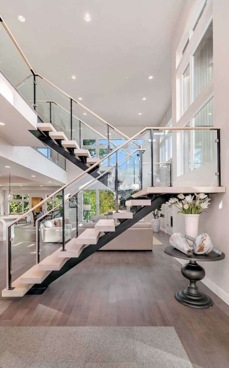 45. Casa com escadas modernas branca e de vidro – Foto Decor Facil