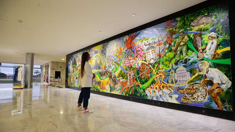 Vista do painel de autoria de Heinz Friedrich Budweg intitulado "O Brasil acima de tudo e Deus acima de todos", exposto no salão principal de entrada do Palácio do Planalto, em Brasília