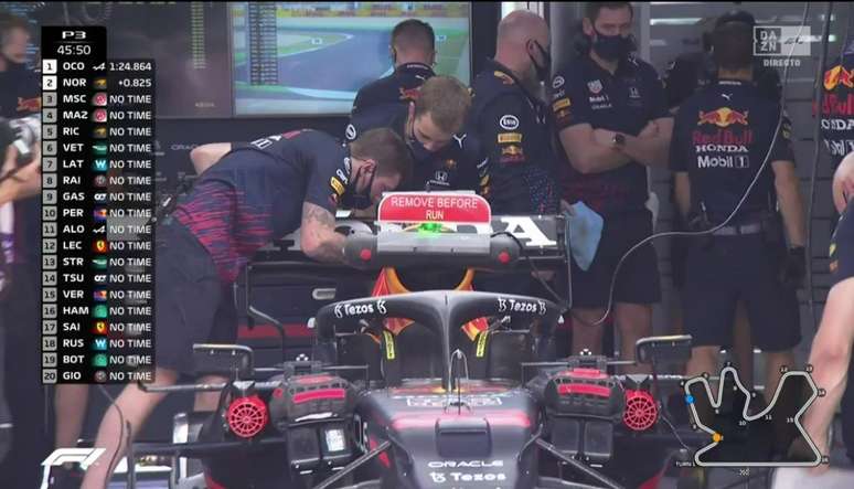 Mecânicos da Red Bull trabalham na asa traseira do carro de Max Verstappen no TL3 