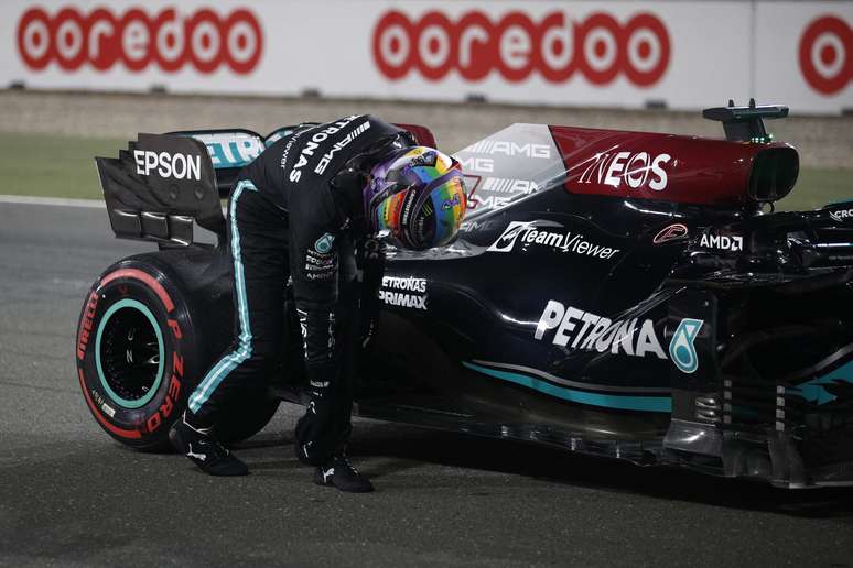 Lewis Hamilton celebra a pole-position do GP do Catar 