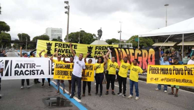 Integrantes de movimentos contra o racismo, entre eles a Frente Nacional Antirracista, empunhavam faixas em frente ao monumento a Zumbi pedindo liberdade e poder ao povo preto  