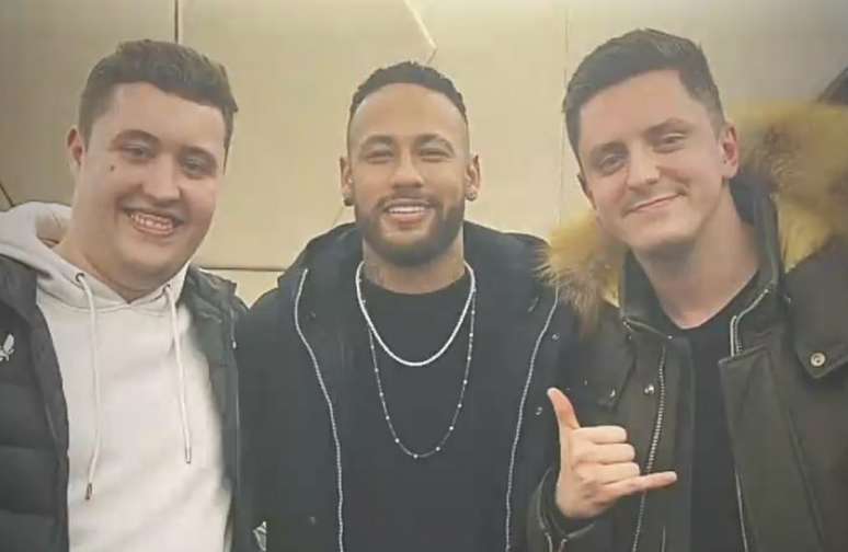ZywOo (esquerda) e apEX (direita) aproveitaram visita ao jogo do PSG para tirar uma foto com Neymar (centro), fã de CS:GO (Reprodução / Instagram)