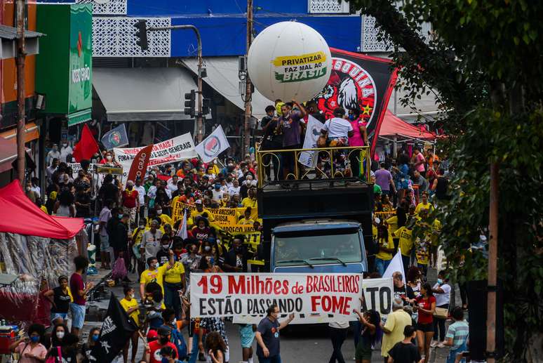 Grupos do movimentos negros e de esquerda fazem ato de oposição ao governo do presidente Jair Bolsonaro no Rio