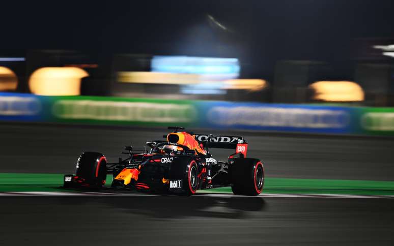 Verstappen conduz seu RB16B no Catar 