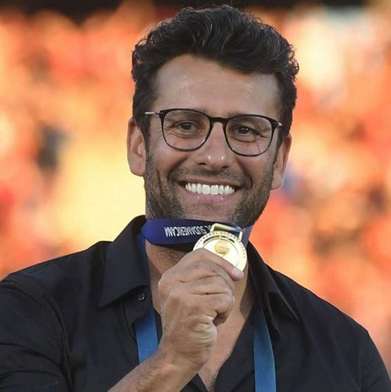 Alberto Valentim mostra orgulhoso sua medalha de campeão da Sul-Americana (Foto: Divulgação/Conmebol)