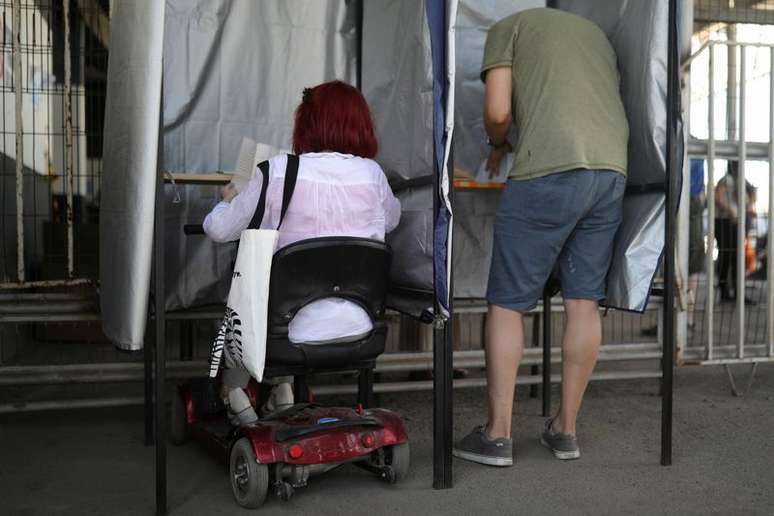 Cidad&atilde;os participam de elei&ccedil;&otilde;es gerais do Chile, em Santiago
21/11/2021
REUTERS/Pablo Sanhueza