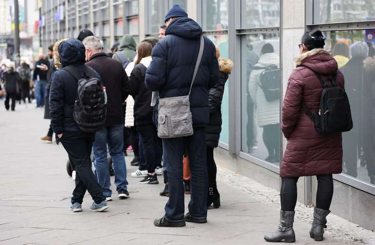 Cidadãos fazem fila em centro de vacinação contra Covid-19 em Berlim
20/11/2021
REUTERS/Christian Mang