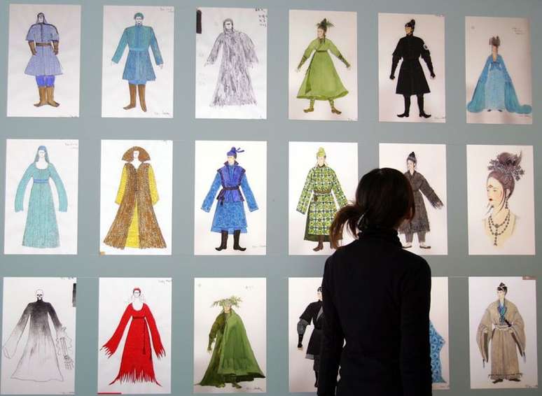 Mulher olha exposi&ccedil;&atilde;o de figurinos desenvolvidos por Emi Wada, em T&oacute;quio
20/12/2005
Yuriko Nakao/REUTERS