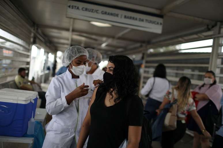 Vacinação contra a Covid-19 no Rio de Janeiro
27/10/2021
REUTERS/Pilar Olivares