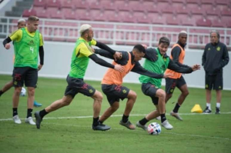 Atletas do Flamengo treinado sob olhares de Jorge Jesus em Doha de casaco ou camisa de manga comprida (Foto: Alexandre Vidal / Flamengo)