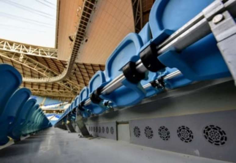 Sistema de climatização abaixo das cadeiras na arquibancada (Foto: GIUSEPPE CACACE / AFP)