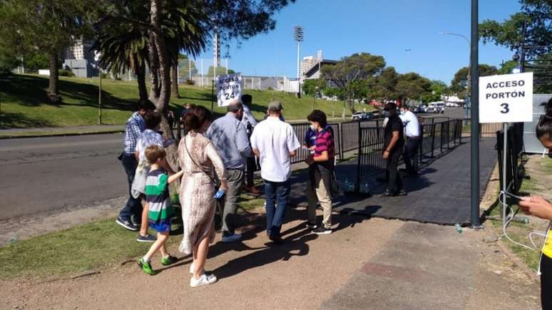 Torcedores receberam informações desencontradas para entrarem no estádio (Foto: Alexandre Guariglia/Lancepress)