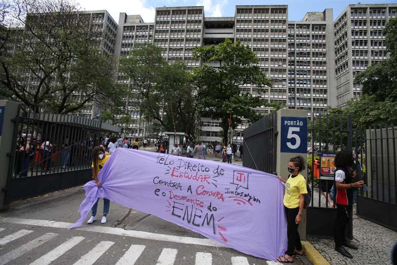 No Rio, manifestantes fazem protesto na chegada de estudantes para o primeiro dia do Enem