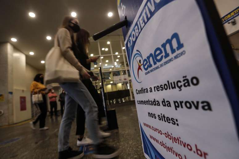 Estudantes chegam para realizar o Enem no centro de São Paulo