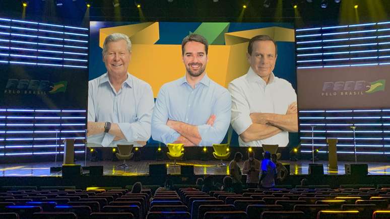 Auditório do Centro de Convenções Ulysses Guimarães, em Brasília, com imagem dos candidatos: Arthur Virgílio, João Doria e Eduardo Leite