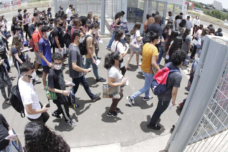 Movimentação de estudantes na Universidade Paulista (Unip), na cidade de Campinas, em dia de Enem