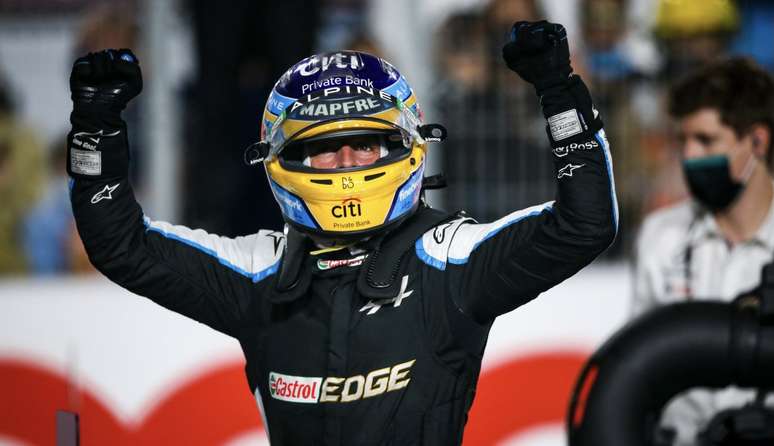 Fernando Alonso celebra pódio conquistado no Catar