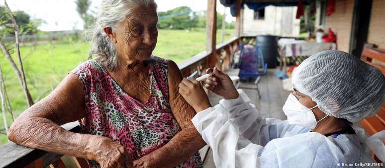 Taxa de mortalidade por grupo de 100 mil habitantes subiu para 291,6 no Brasil