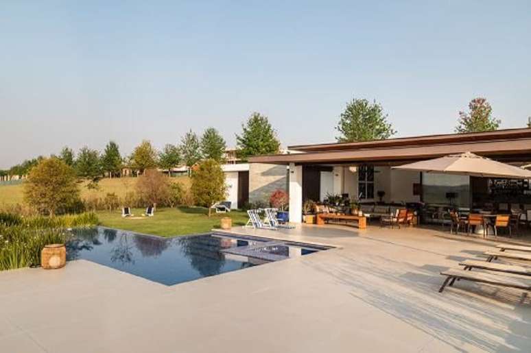 4. No acabamento das fachadas foi usado a r&eacute;gua de concreto aparente. Foto: Evelyn M&uuml;ller