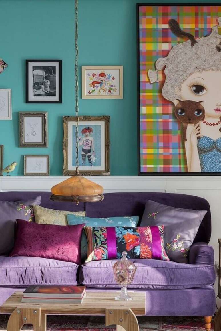 42. Parede colorida para sala decorada com varias almofadas e quadro grande – Foto: De Lavie Decor