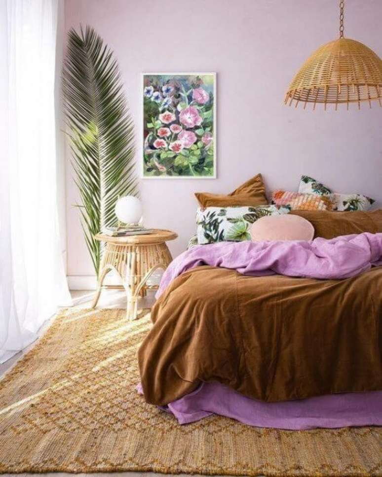 14. Decoração de quarto lilás com roupa de cama em tons terrosos – Foto De Frente Para O Mar