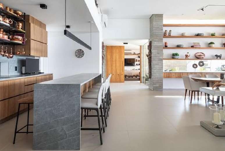 5. No piso foi instalado um porcelanato mineral cinza. Foto: Evelyn M&uuml;ller