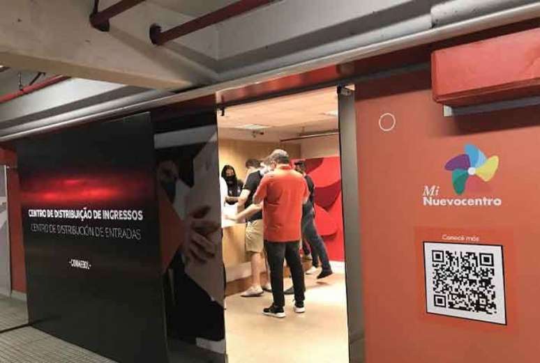 Troca de ingresso de torcedores do Flamengo no Uruguai (Foto: Lazlo Dalfovo / LANCE!)