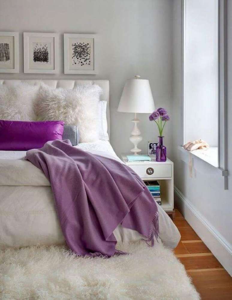 40. Quarto lilás de casal com tapete na ponta da cama e decoração em tons de roxo – Foto Planete Deco