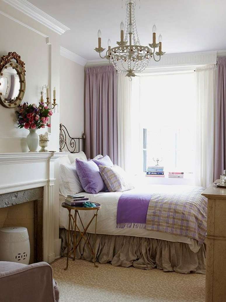 10. Decoração de quarto de solteiro na cor lilás com detalhes brancos e clássicos – Foto BHG