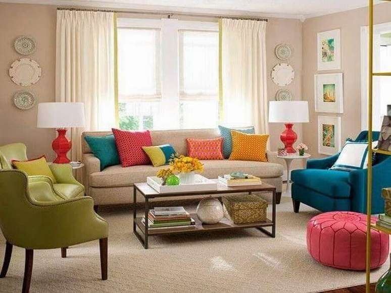 20. Decoração com poltronas e almofadas coloridas para sala de estar – Foto: VilingStore