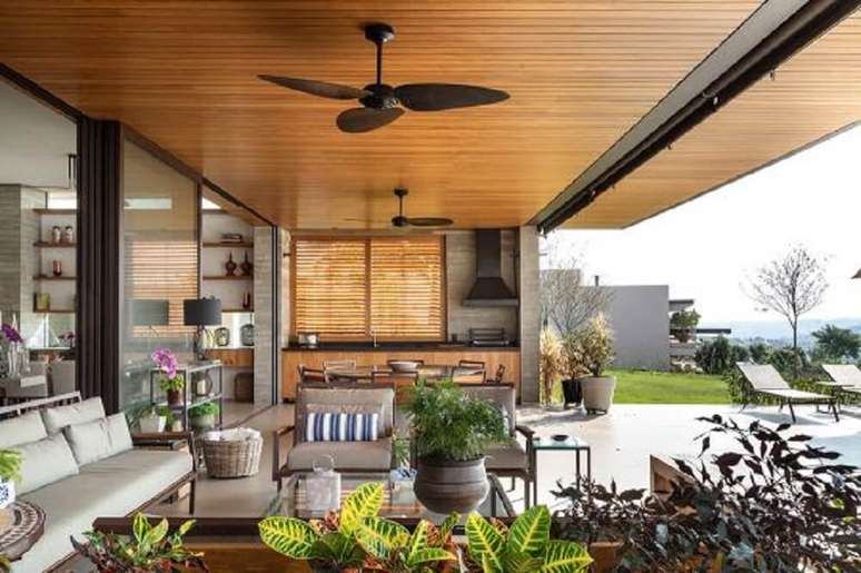 9. O amplo terra&ccedil;o com &aacute;rea de estar e espa&ccedil;o gourmet com churrasqueira se conectam com a piscina. Foto: Evelyn M&uuml;ller