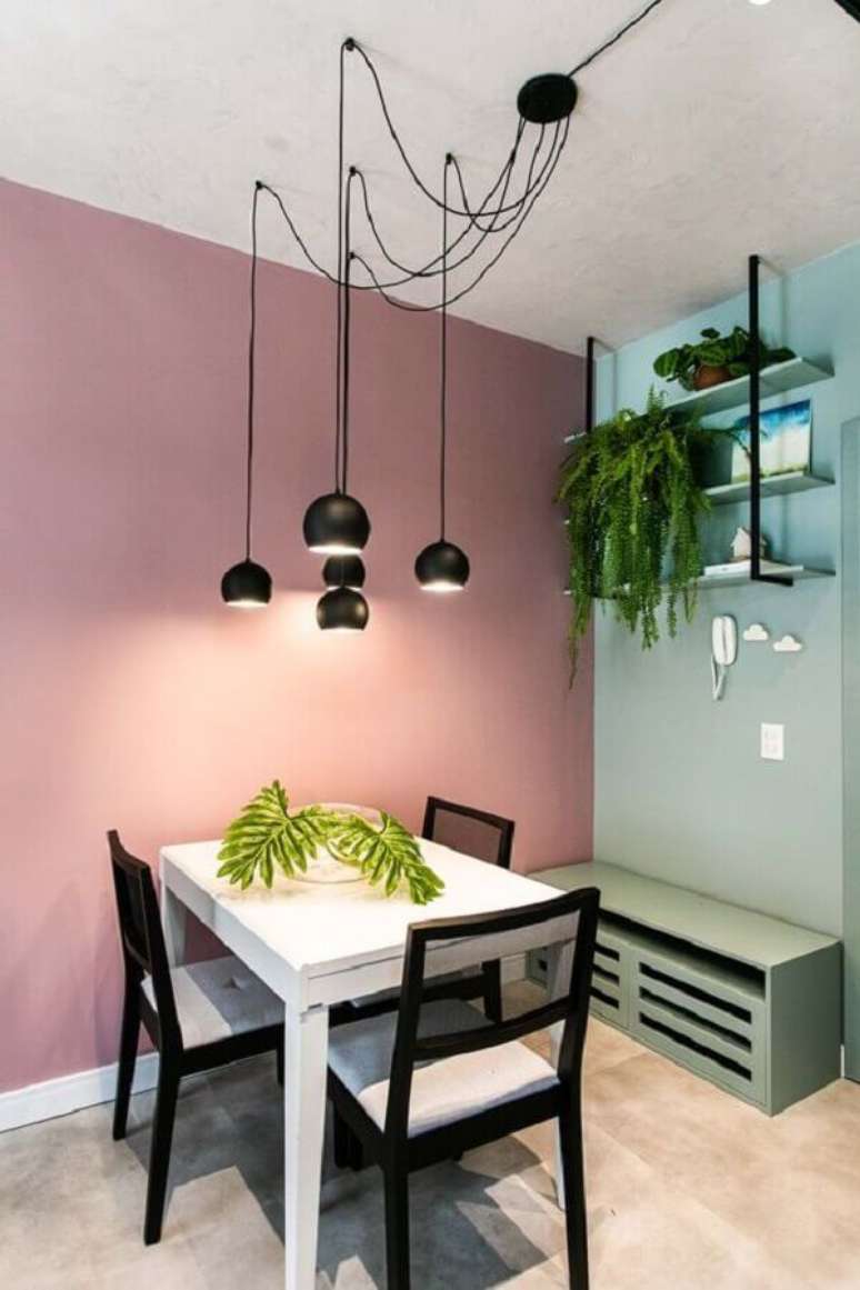 41. Parede colorida para sala de jantar decorada com mesa pequena – Foto: SAH Arquitetura