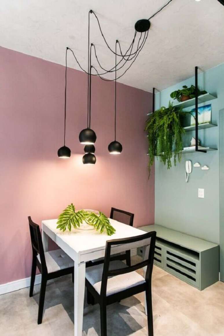 41. Parede colorida para sala de jantar decorada com mesa pequena &ndash; Foto: SAH Arquitetura