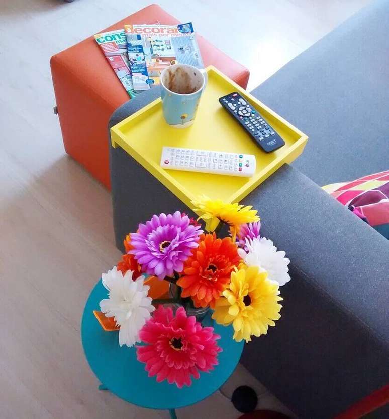 59. Vaso de flores para decora&ccedil;&atilde;o de sala colorida &ndash; Foto: Decor F&aacute;cil