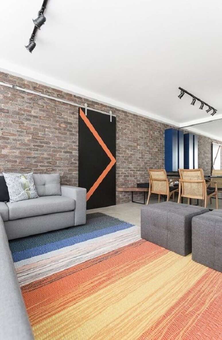 31. Decora&ccedil;&atilde;o moderna com parede tijolinho e tapete para sala colorido &ndash; Foto: Decor F&aacute;cil