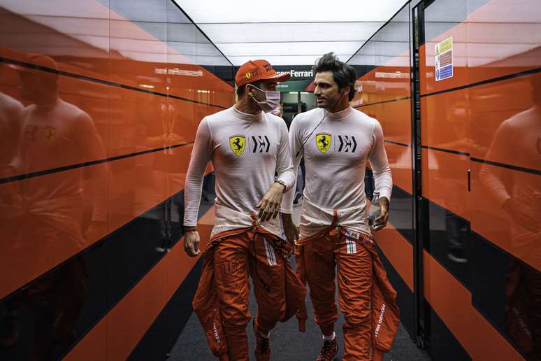 Charles Leclerc e Carlos Sainz levam a Ferrari ao top-3 do Mundial de Construtores 