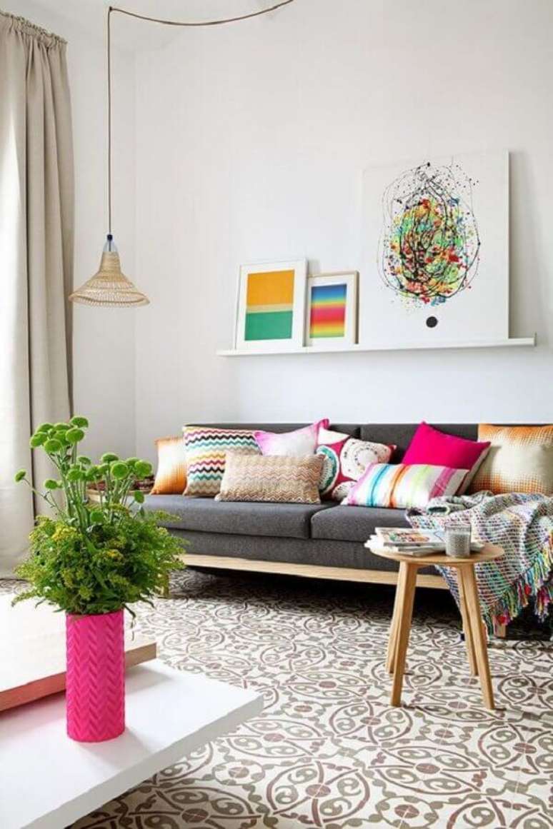 33. Decora&ccedil;&atilde;o simples com almofadas coloridas para sala de estar &ndash; Foto: Casa Claudia