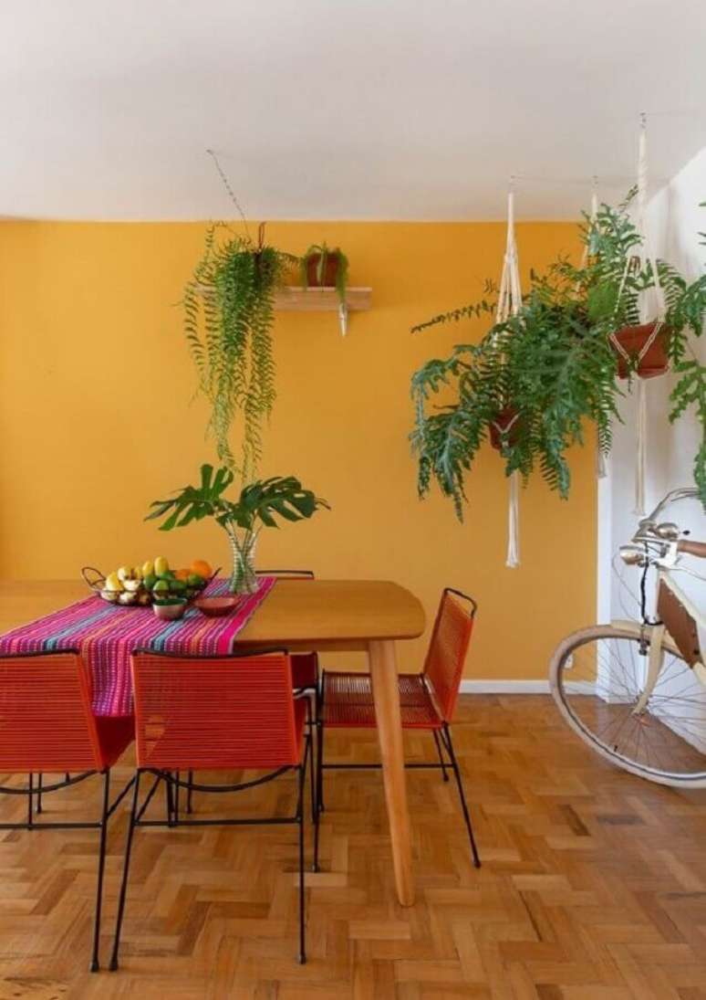 43. Planta pendente para decoração de sala de jantar colorida – Foto: Rafaela Paoli