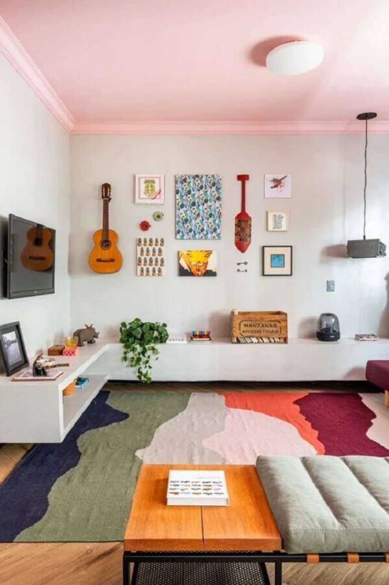 21. Decoração com rack de canto e tapete para sala colorido – Foto: SP Estúdio