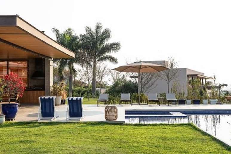 10. Os ombrelones e espregui&ccedil;adeiras trazem charme e funcionalidade para a &aacute;rea de lazer. Foto: Evelyn M&uuml;ller