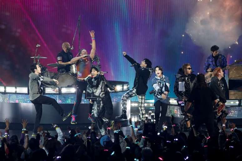 Banda de K-Pop BTS se apresenta com o Coldplay durante premia&ccedil;&atilde;o do American Music Awards em Los Angeles
21/11/2021 REUTERS/Mario Anzuoni