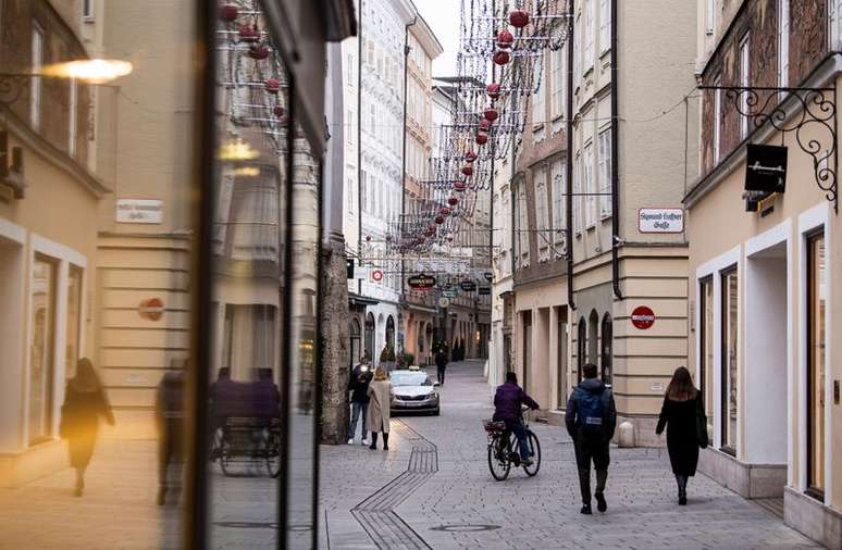 Pedestres caminham em ruas do centro de Salzburgo em meio à pandemia de Covid-19 na Áustria
22/11/2021 REUTERS/Lukas Barth