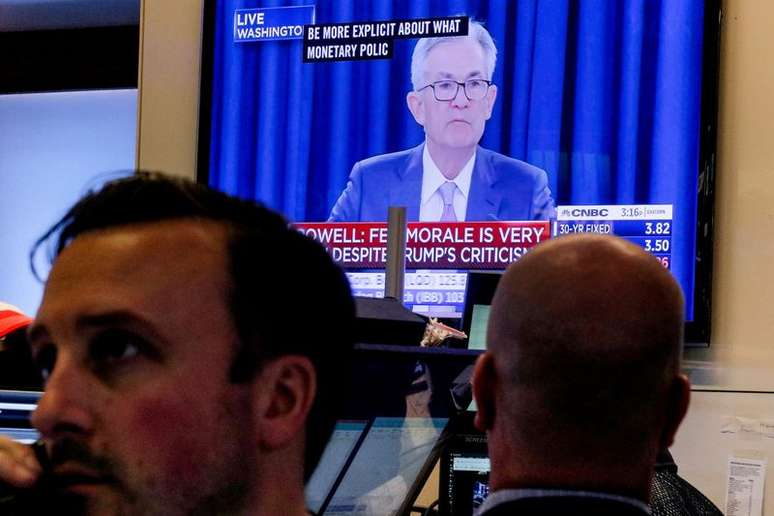 Operadores trabalham na bolsa de Nova York enquanto TV mostra entrevista do chair do Fed, Jerome Powell 
18/09/2019. 
REUTERS/Brendan McDermid