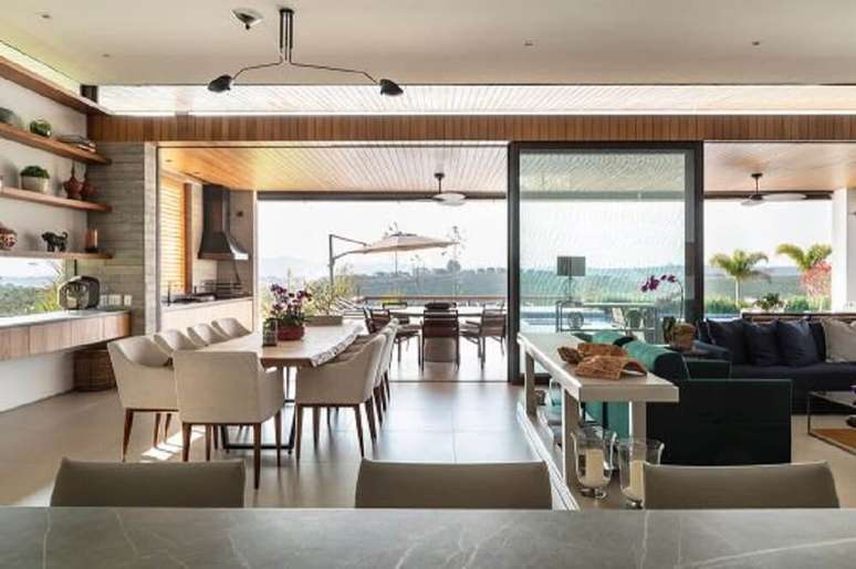 7. O projeto de casa conceito aberto permitiu a conex&atilde;o harm&ocirc;nica da &aacute;rea social do im&oacute;vel. Foto: Evelyn M&uuml;ller