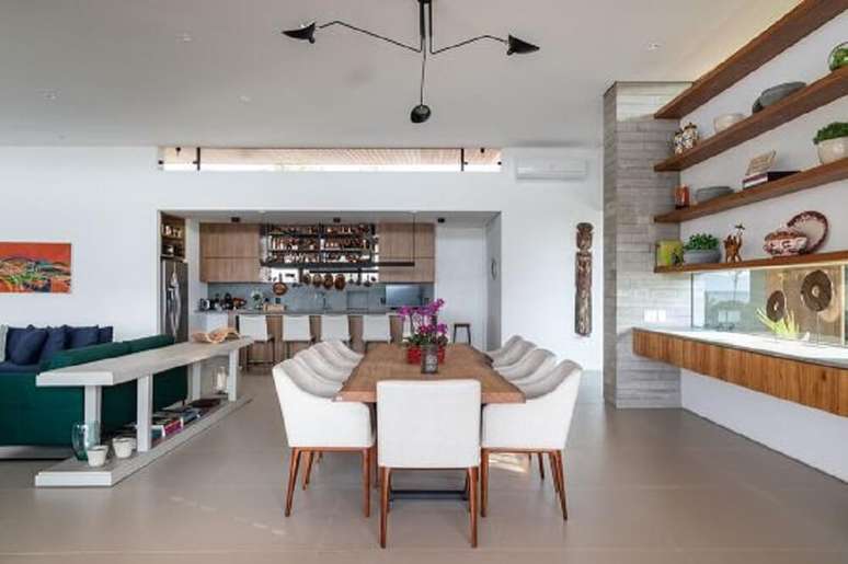 6. Os ambientes interligados de forma flu&iacute;da, criam um lar com uma atmosfera moderna e elegante. Foto: Evelyn M&uuml;ller